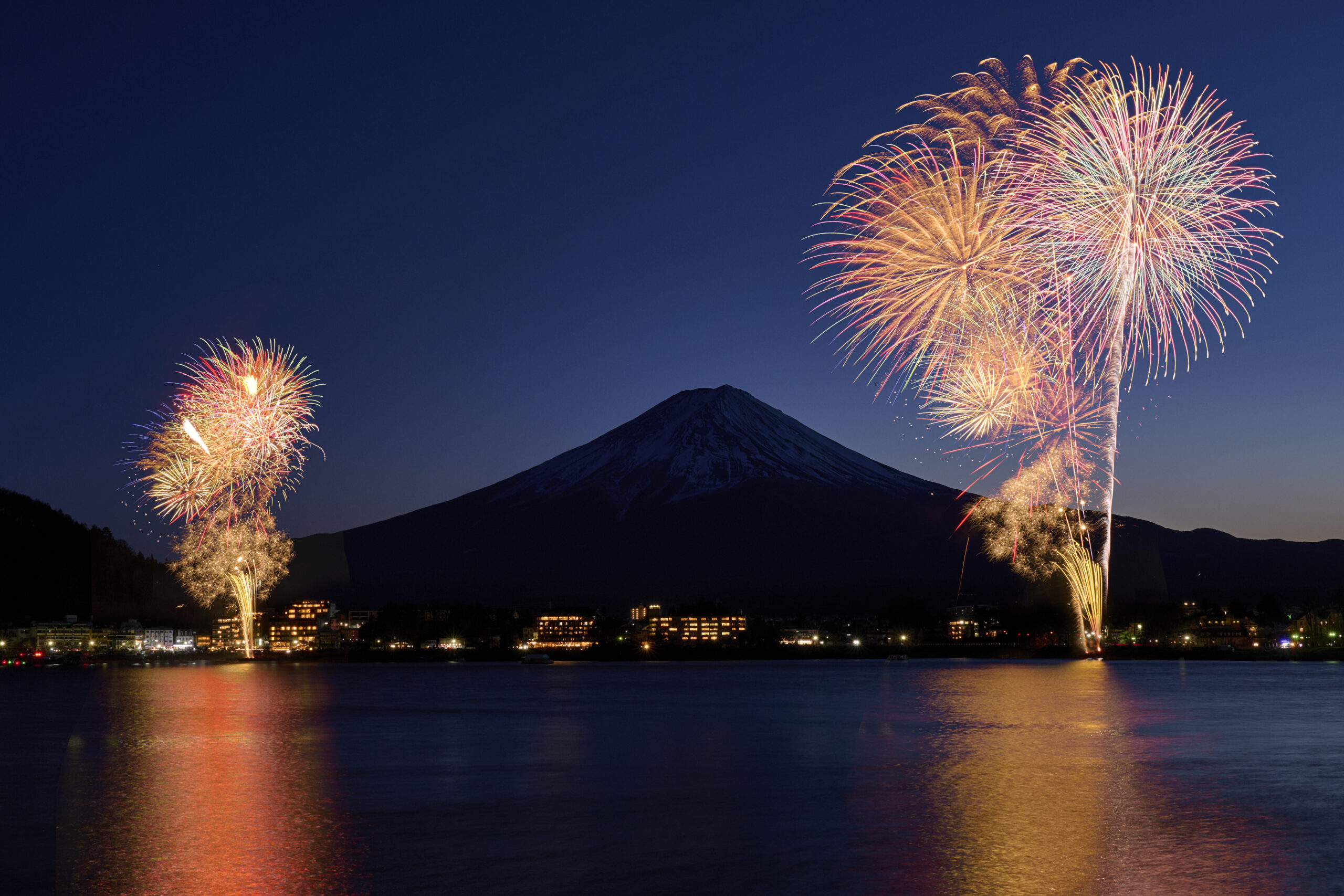 富士山を背景にみる夏＆冬の“湖上花火”体験