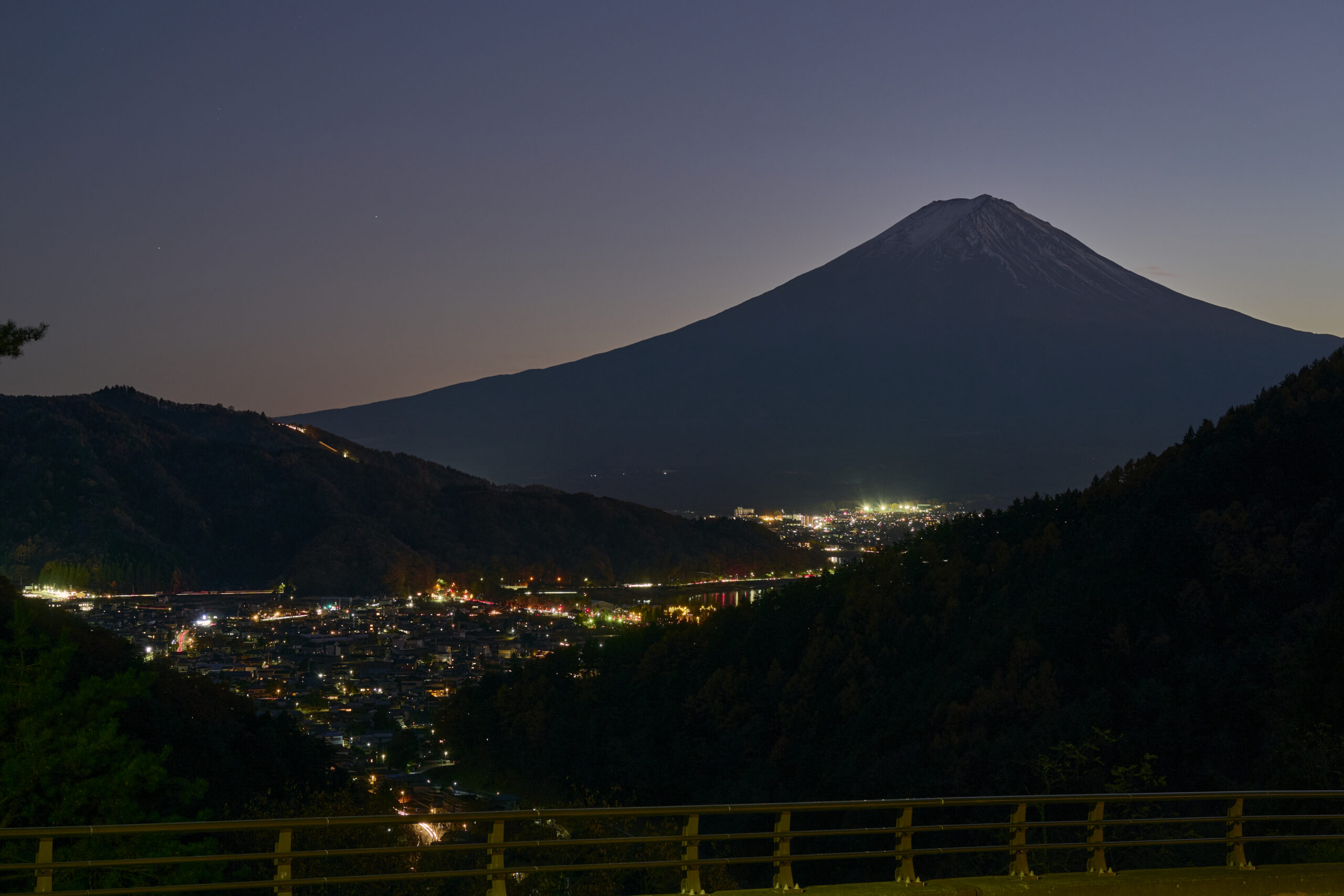 冬の静寂に浮かぶ ― 河口湖の展望台から望む夜の富士