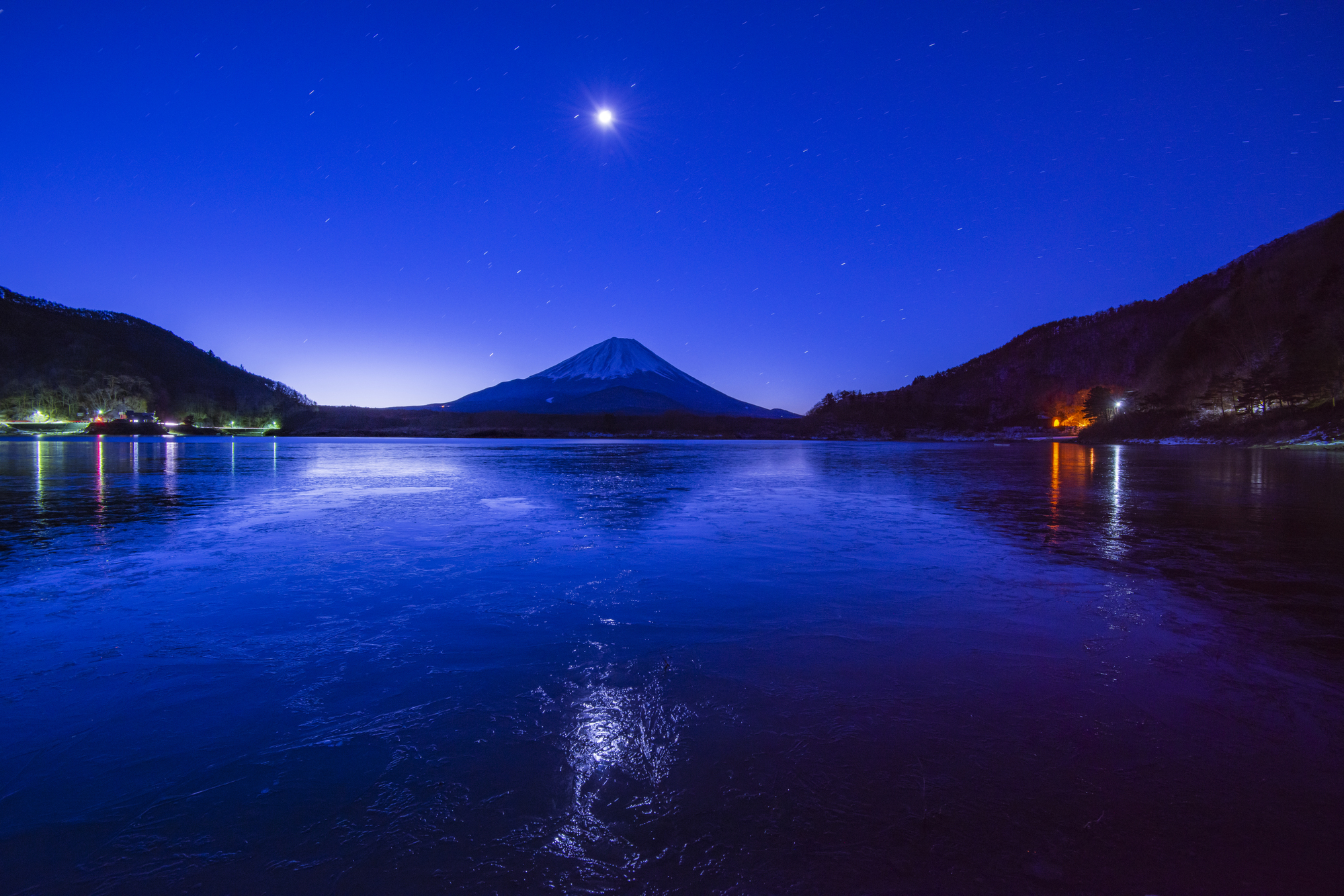 富士山を映す鏡の湖 ― 精進湖で見る月夜の富士