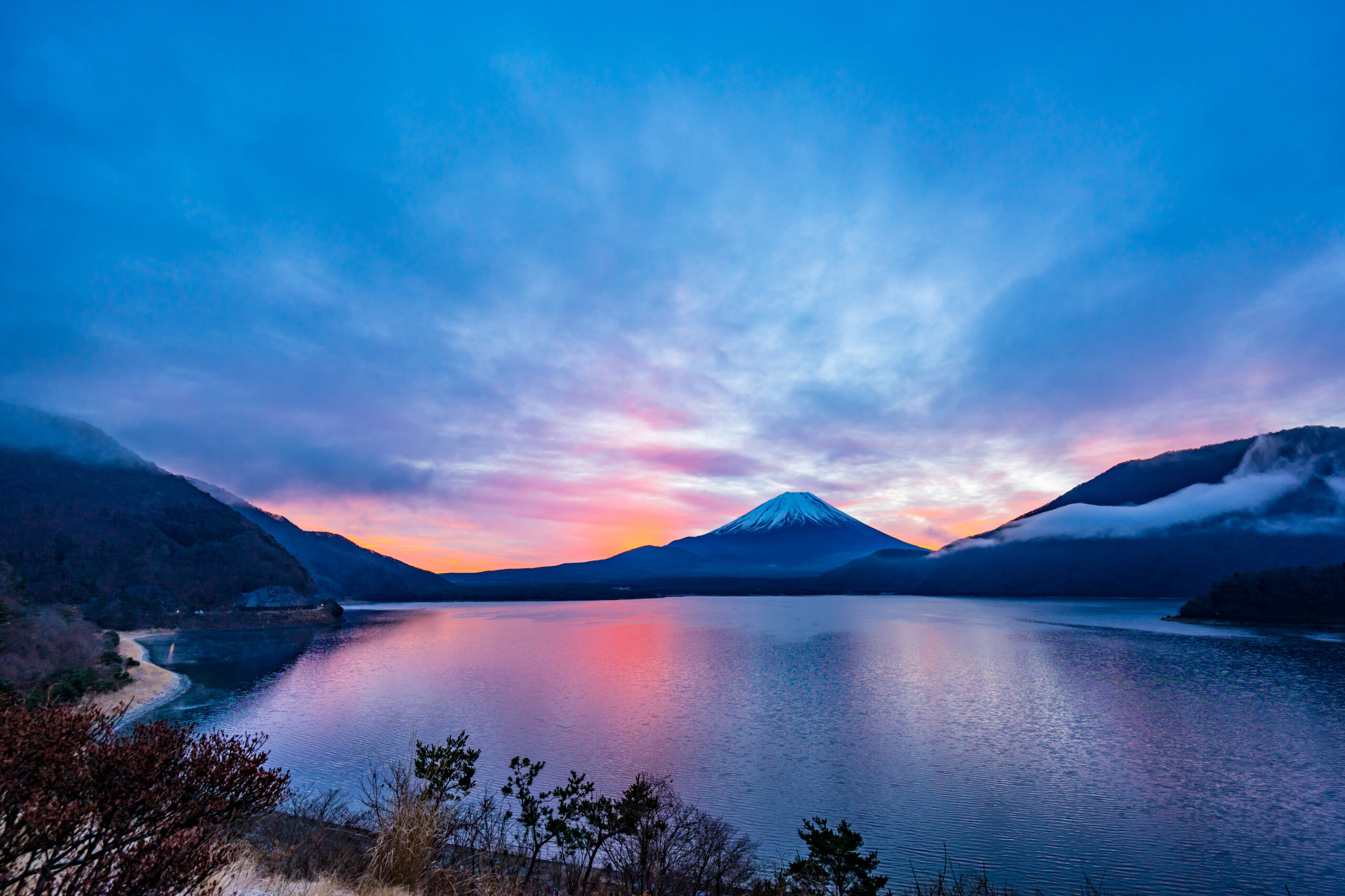 本栖湖 ― 深藍の静寂、千円札が描く「究極の富士」