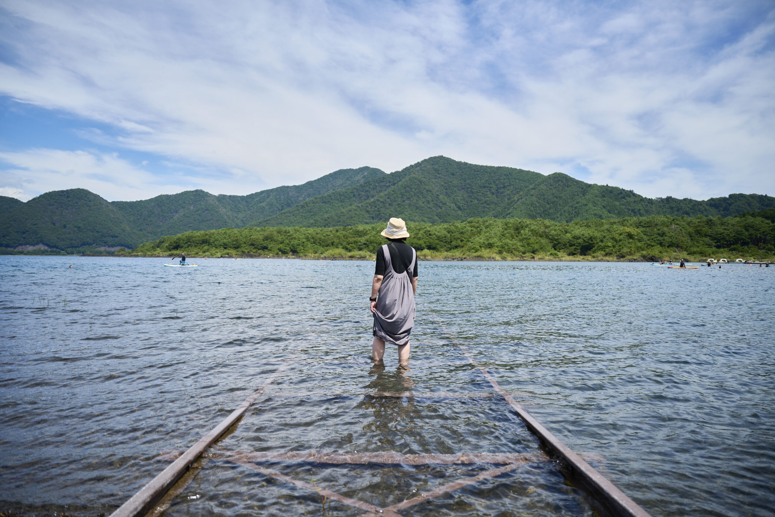廃線の線路と透明度の高い湖「本栖湖もぐらん乗り場」