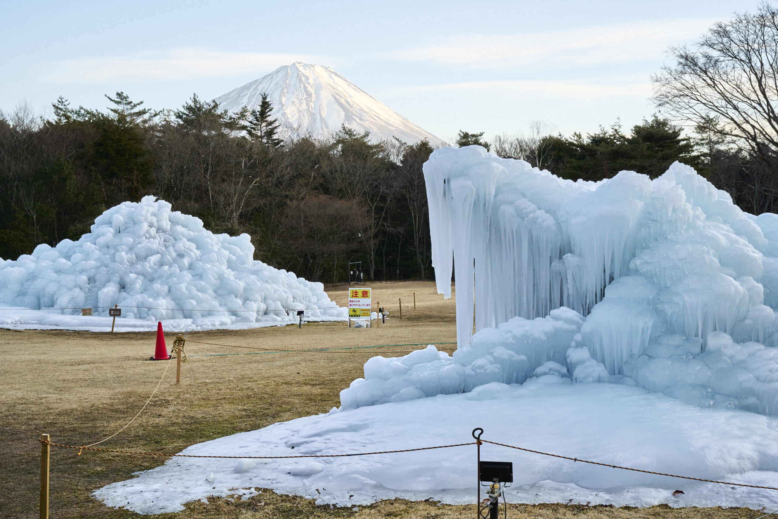 昼のにぎわいから離れて ― 西湖の静寂と氷の幻想
