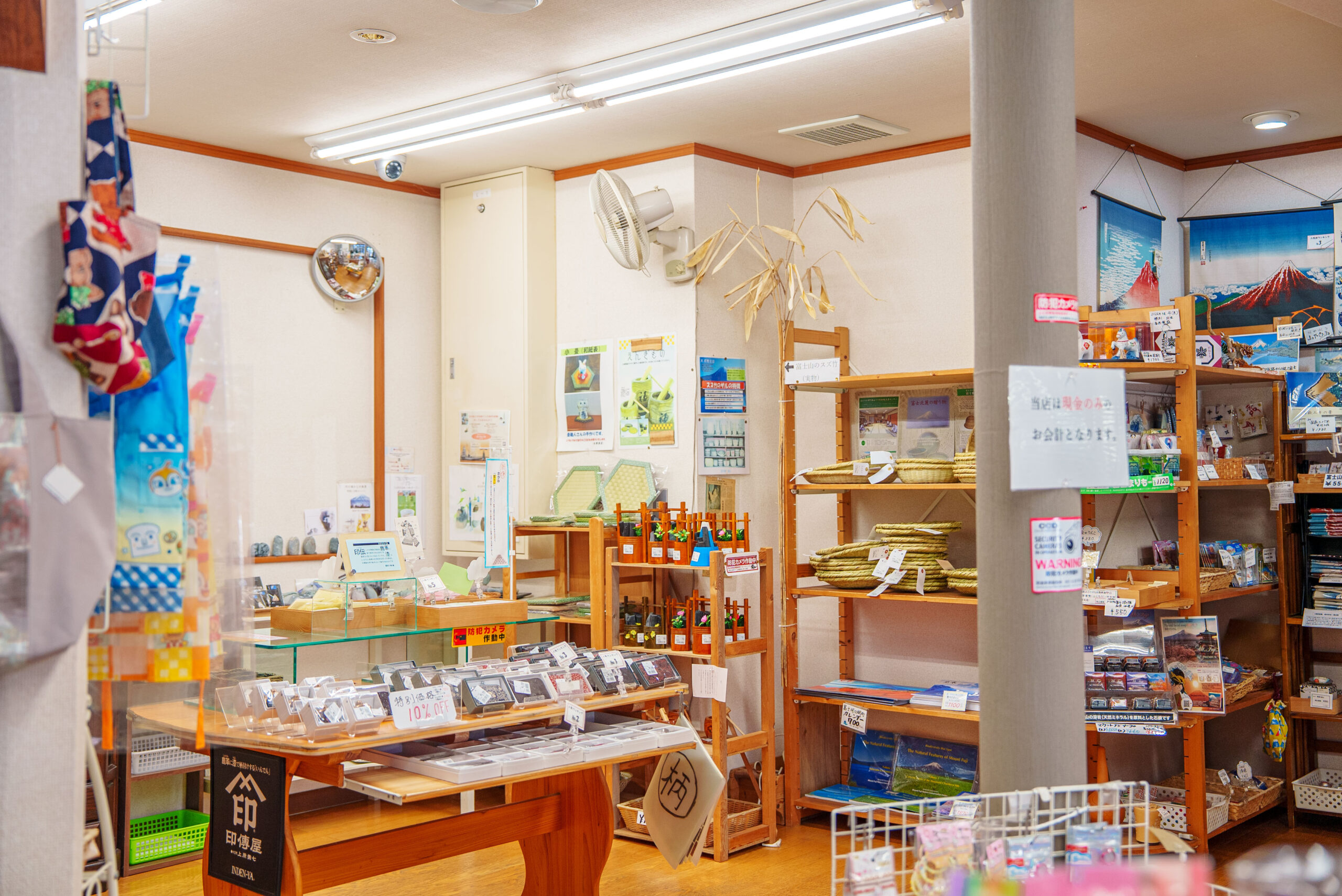 カフェとギフトで楽しむひととき｜河口湖に最も近い道の駅、道の駅かつやま