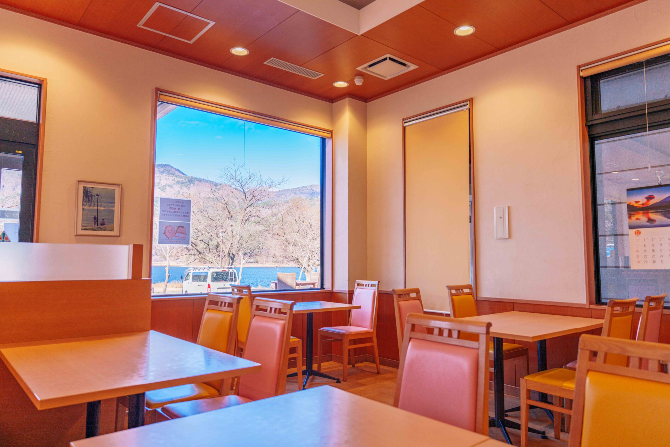 カフェとギフトで楽しむひととき｜河口湖に最も近い道の駅、道の駅かつやま