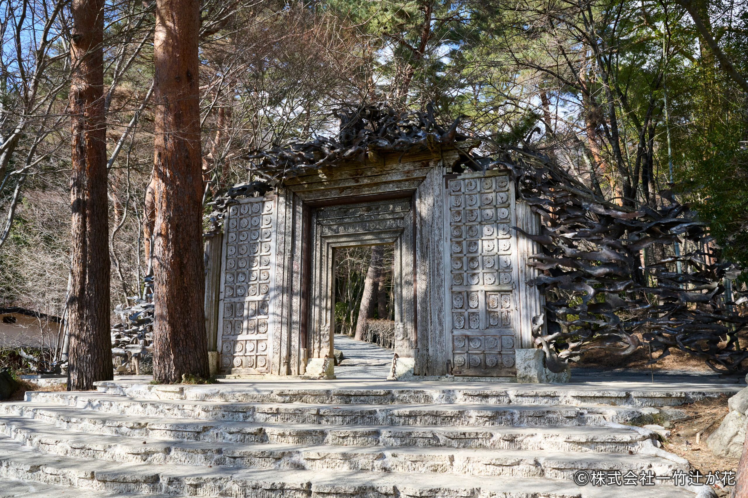 美術館・博物館めぐり｜雨音と楽しむ「一竹辻が花」の幻像、久保田一竹美術館