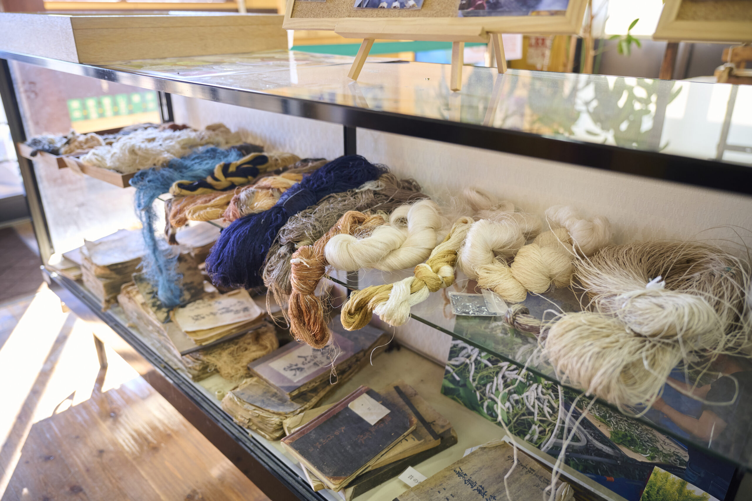 「糸作り」に魂を込める。草木が宿す色彩と、空気を抱く手織りの風合い