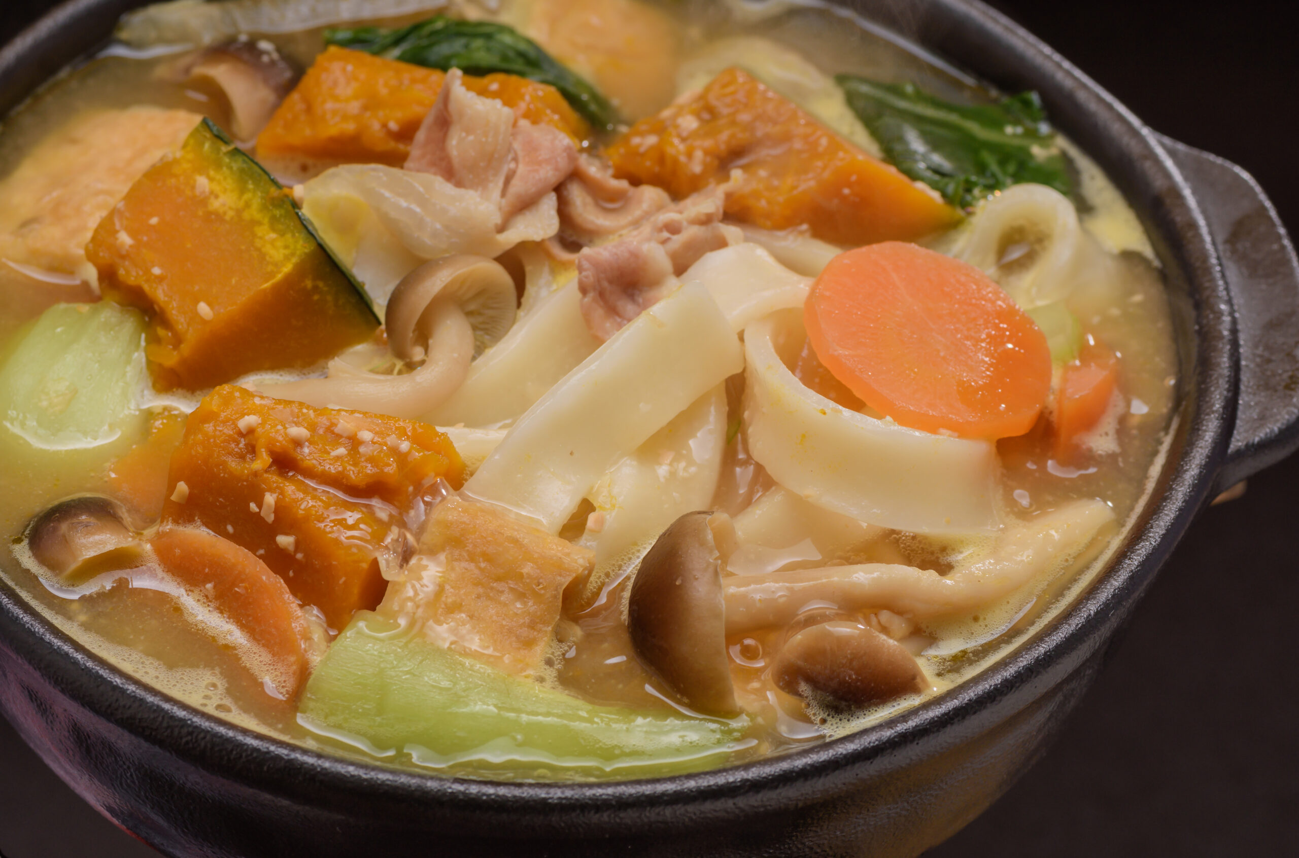 郷土の味 ― 名物「ほうとう」と伝統の家庭料理